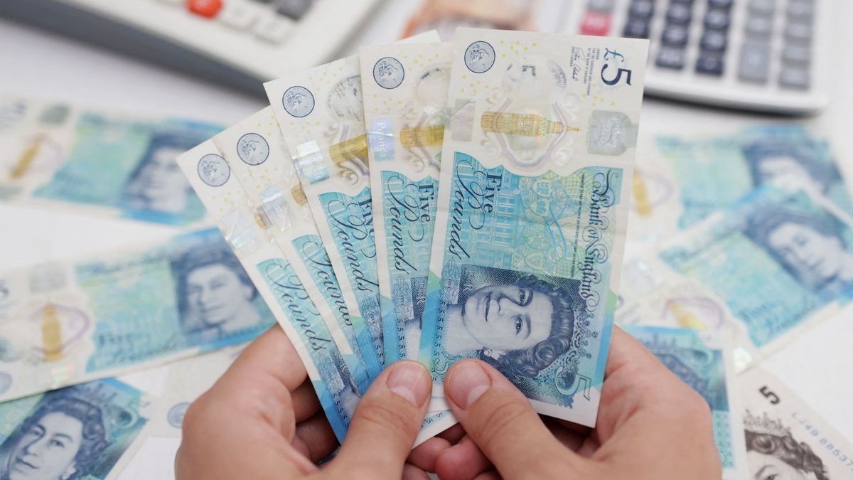 Britská libra se propadla vůči dolaru na rekordní minimum. Kvůli chystanému snižování daní
